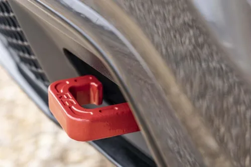 Vista 5 de Rough Country Ganchos de remolque rojos forjados para Jeep Grand Cherokee (2015-2022) - Puntos de recuperación delanteros de alta resistencia