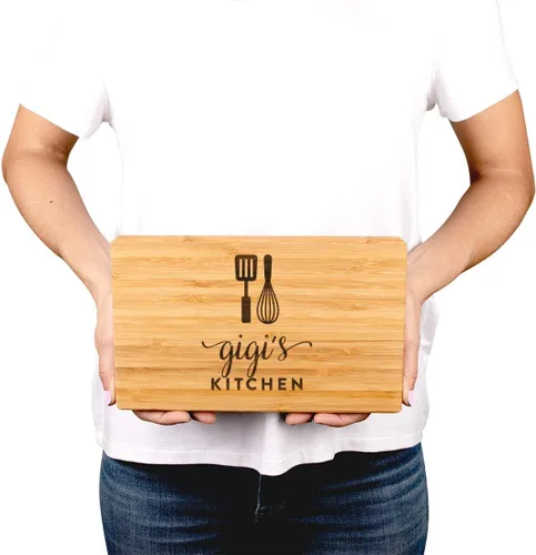 Vista 2 de Andaz Press Tabla de cortar de madera de bambú grabada con láser, 9.5 x 6 pulgadas, Gigi's Kitchen - Regalo de cumpleaños para mamá y abuela Cocina