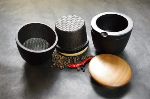 Vista 2 de Molinillo de pimienta Swing de hierro fundido con tapa de madera de nogal, fabricado de mineral de hierro virgen, hecho a mano sin productos