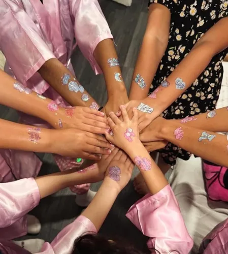 Vista 4 de xo, Fetti Tatuajes temporales de fiesta rosa para niñas – 52 estilos Suministros de fiesta de cumpleaños rosa, recuerdos de bolsa de regalos
