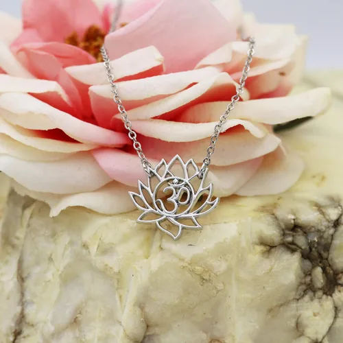 Vista 6 de Happy Kisses - Collar con colgante de flor de loto para yoga, con símbolo de OM, con tarjeta de mensaje, chapado en plata