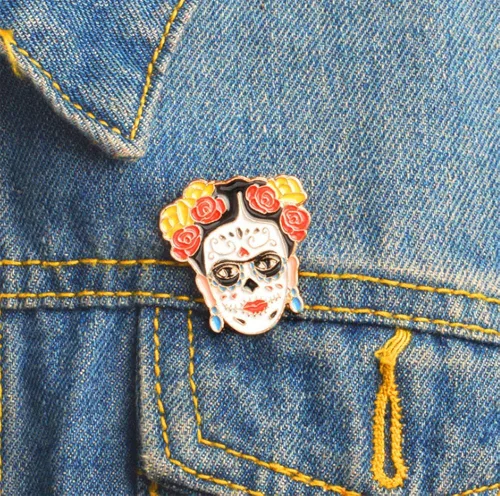 Vista 4 de Flairs New York - Broche de solapa esmaltado hecho a mano, Frida Kahlo Día de los Muertos