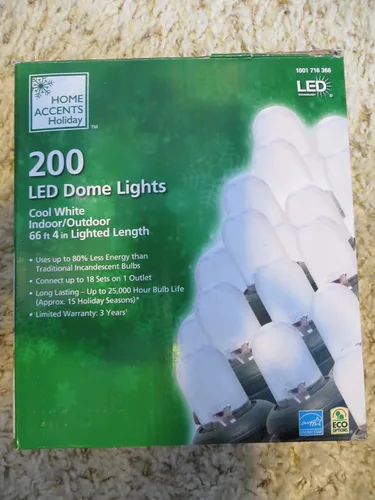 Vista 2 de Home Accents Cadena de luces LED de cúpula blanca fría de 200 luces navideñas