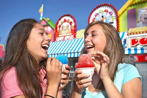 Vista 2 de Concession Essentials - Paquete de 2 unidades de jarabe de cono de nieve de 25 fl oz sabor cereza y frambuesa azul