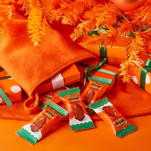 Vista 7 de REESE'S Árboles de mantequilla de maní de chocolate con leche tamaño bocadillo, bolsa de caramelos navideños, 9.6 onzas