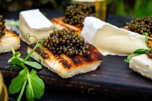 Vista 2 de Caviar Osetra Premium – Huevas de esturión ruso ámbar con sabor cremoso a nuez (1 onza (0.99 oz))
