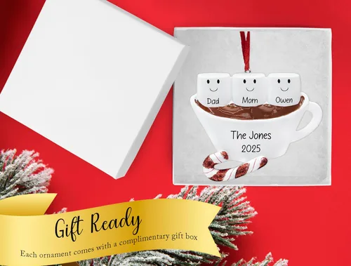 Vista 4 de Adorno de Navidad personalizado de familia de 3 de chocolate caliente 2026 Malvaviscos personalizados en taza de cacao con bastón de caramelo