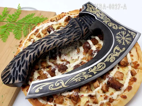 Vista 3 de SHINY CRAFTS® Hacha Cortadora de Pizza Vikinga – Hoja de Acero al Carbono con Grabado Negro y Funda – Auténtico Regalo Medieval para Él, Hacha