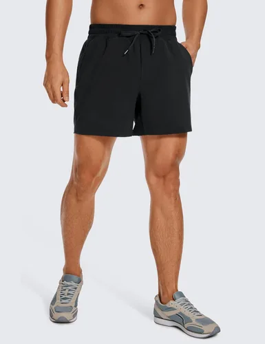 Vista 3 de CRZ YOGA Pantalones cortos de entrenamiento sin forro para hombre, ligeros, de secado rápido, para correr, deportes, gimnasio, con bolsillos