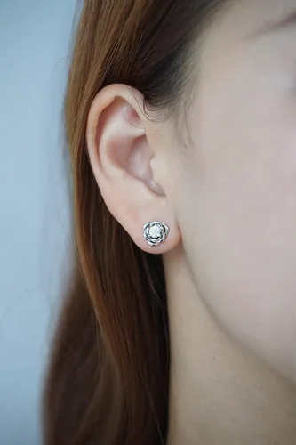 Vista 3 de Pendientes de tuerca de plata de ley chapados en oro, hipoalergénicos y sin níquel, regalo de joyería para mujeres y niñas