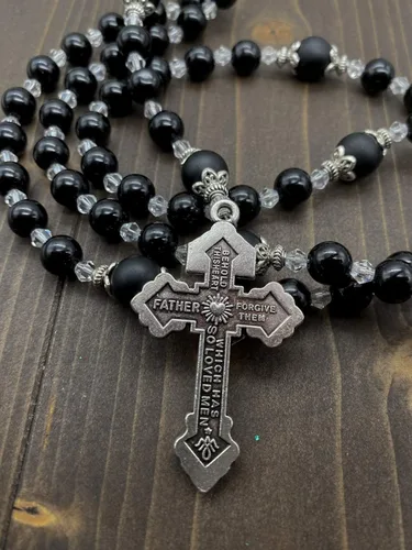 Vista 5 de Nazareth Store Rosario de cuentas de ágata negra de 0315in con forma de rosario anudado mate medalla milagrosa y cruz de perdón 20 pulgadas Piedra