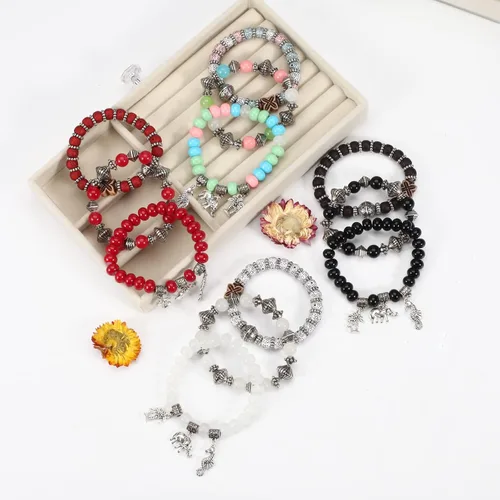 Vista 2 de Twinfree Pulseras bohemias para mujer, pulsera elástica de cuentas de colores multicapa con dije de joyería