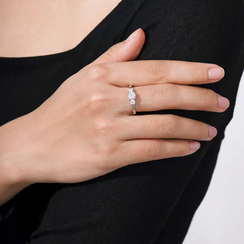 Vista 5 de Tienda Collection Anillo redondo de plata de ley chapado en oro o platino con 3 piedras hecho con circonitas infinitas