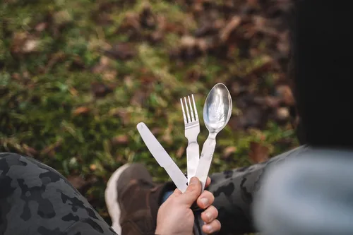 Vista 5 de Juego de cubiertos alemanes 4 piezas Utensilios de comer estilo militar cuchara tenedor cuchillo kit cubiertos multiherramienta camping botella