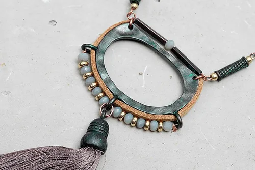 Vista 4 de Collar largo de longitud media para mujer, collar largo de amazonita, collar largo de borla de metal con borla de metal