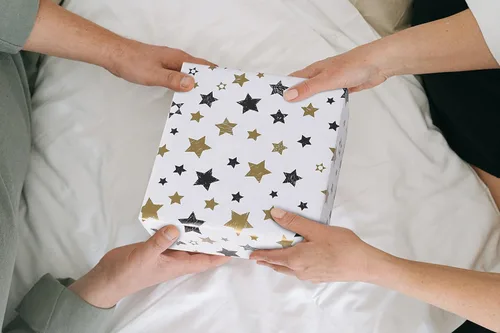 Vista 5 de Papel de regalo plegado negro, blanco y dorado, diseño mate, estrellas, rayas, ondulaciones, cuadros para cumpleaños, Navidad, graduaciones, bodas