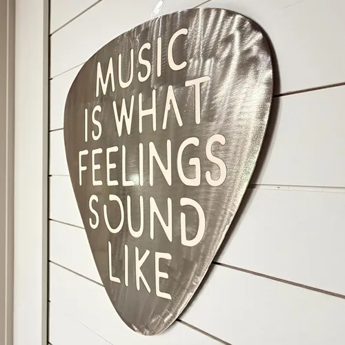 Vista 8 de Top Brass Arte de pared jumbo de metal con púa de guitarra de 16 pulgadas, cita "Music Is What Feelings Sound Like", decoración de pared de acero