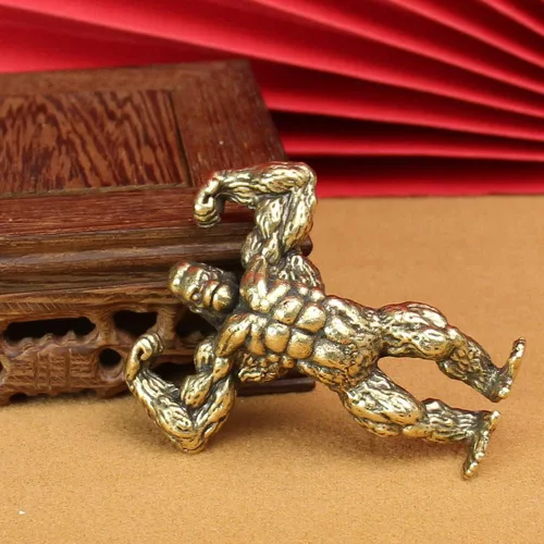 Vista 4 de Wwxuanke - 1 pieza de decoración de gorila muscular de cobre macizo, figura en miniatura de culturista de latón, decoración de escritorio, regalo