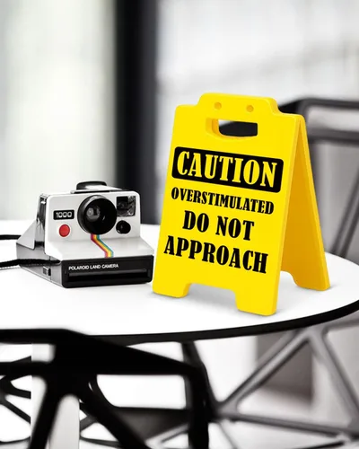 Vista 3 de Divertida decoración de escritorio de oficina sobreestimulada con texto en inglés "Do Not Approach Caution", decoración de cubículo de oficina