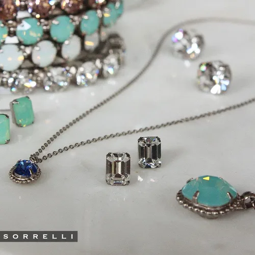 Vista 2 de Sorrelli Essentials - Aretes de tuerca con corte esmeralda