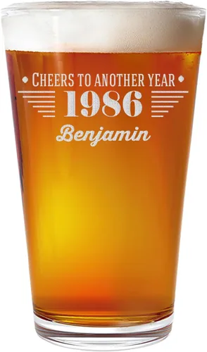 Vista 10 de Spotted Dog Company Vaso de pinta grabado vintage de 1986 de 16 onzas – Regalos de feliz cumpleaños 40 para hombres y mujeres, saludos a cumplir 40