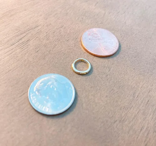 Vista 2 de Aretes en oro amarillo o blanco de 14K de 1.5mm de grosor (8x 8mm)