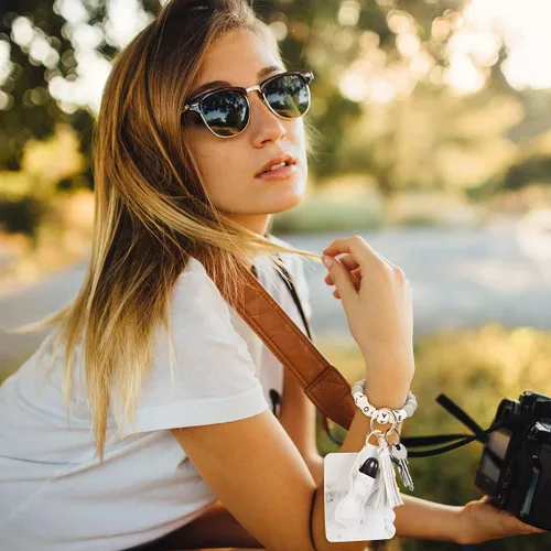 Vista 6 de Abitoncc Llavero de pulsera para mujer, de silicona, con cuentas y soporte para lápiz labial, borla