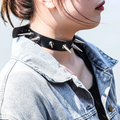 Vista 5 de Gargantilla Manfnee de cuero sintético, ajustable, color negro, estilo punk, para hombre y mujer