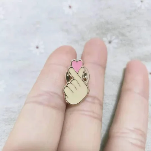 Vista 2 de Broche de gestos de corazón de mano, esmaltado, lenguaje de señas, alfileres de solapa, mini pin de corazón