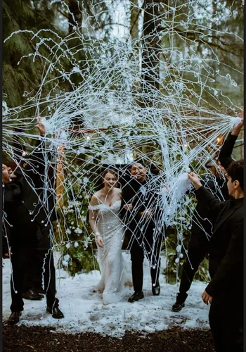Vista 13 de BATTIFE Streamers Poppers - Galletas de confeti para lanzar a mano, sin ensuciar, para cumpleaños, bodas, fiestas, fiestas, coloridos, 16.4 pies