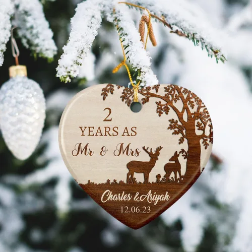 Vista 3 de Adorno de cerámica de 2 años de Navidad 2025, adorno de cerámica personalizado para parejas, regalo para parejas, aniversario, boda, señor Sra.