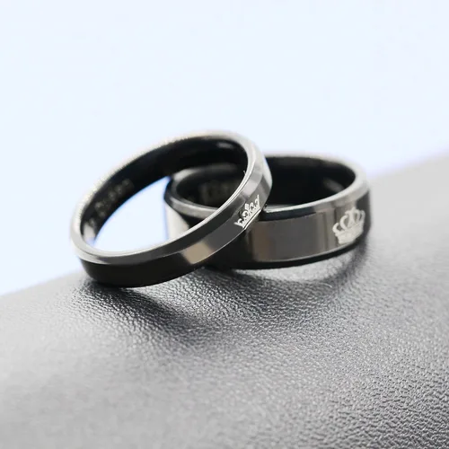 Vista 5 de Uloveido - Juego de 2 anillos para parejas, con grabado her king (el rey de ella) y his queen (la reina de él), hechos de acero de titanio, a juego