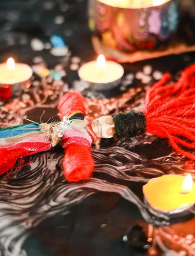 Vista 6 de Juego de muñeca de vudú hecha a mano, cuerda de cáñamo real, envuelta en calavera, brujas de terror, regalos para Halloween, cumpleaños, Navidad