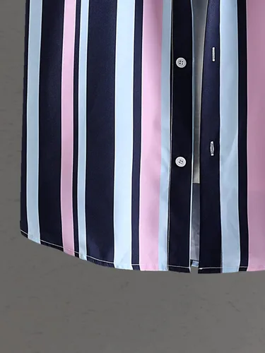 Vista 4 de Verdusa Conjunto de 2 piezas para hombre, camisa hawaiana con botones y trajes cortos a rayas