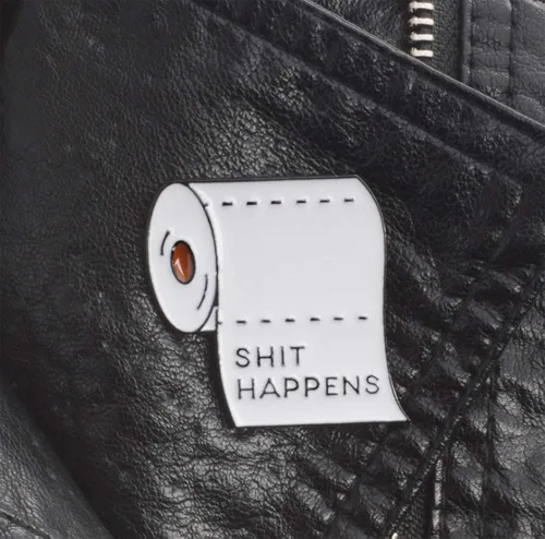 Vista 4 de Flairs New York - Broche de solapa esmaltado hecho a mano, Papel higiénico Shit Happens