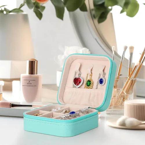 Vista 2 de LETURE Joyero pequeño de piel sintética, estuche portátil de viaje para anillos, colgantes, aretes, collares, organizador de pulseras, cajas