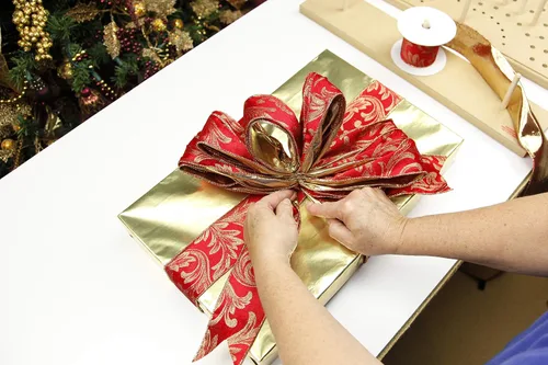 Vista 3 de Pro Bow The Hand Herramienta para hacer arcos - Haz arcos de cinta personalizados, arcos de boda DIY y coronas, fácil de hacer arcos para bodas