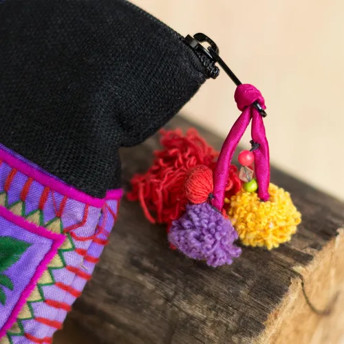 Vista 4 de changnoi Bolsa de mano artesanal tailandesa de comercio justo para iPad con bordado tribal hmong