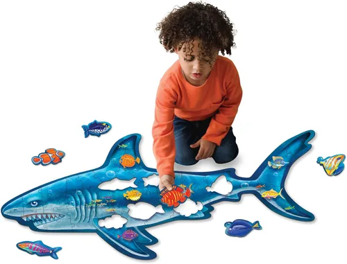 Vista 4 de Peaceable Kingdom Puzzle de suelo de tiburón brillante – Rompecabezas gigante de 53 piezas para niños a partir de 5 años – Piezas de rompecabezas