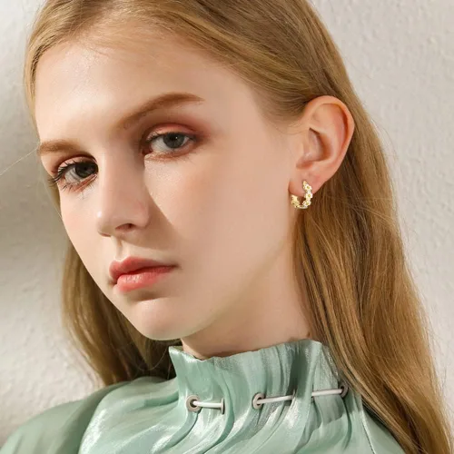 Vista 4 de Aretes de aro pequeños con diseño de margarita para mujeres, adolescentes y niñas, delicados chapados en oro de 18 quilates, esmaltados, flores