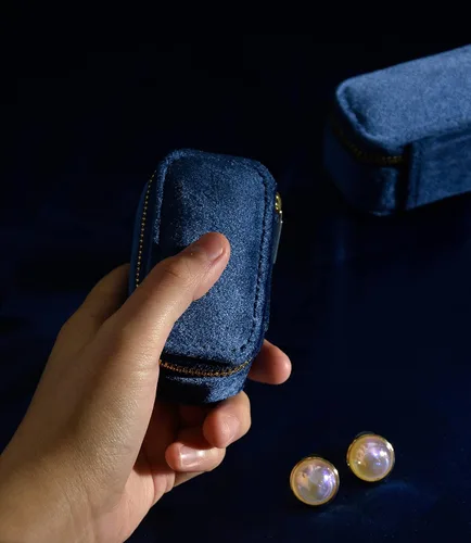 Vista 3 de TAIMY Mini estuche de joyería de viaje, caja de joyería de viaje pequeña de terciopelo, caja organizadora de viaje portátil para anillos, aretes