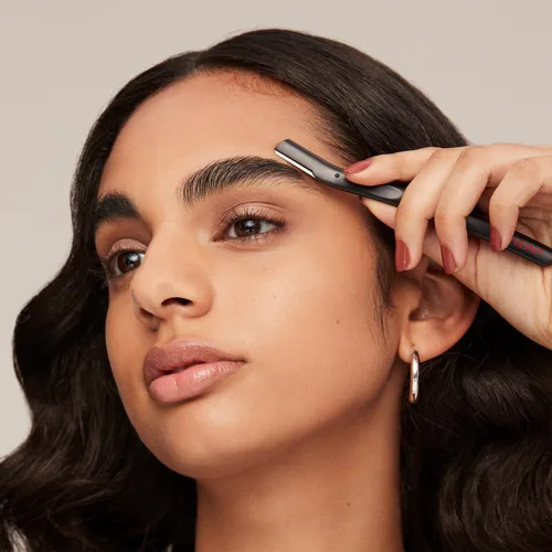 Vista 4 de Revlon Moldeador de precisión de cejas, maquinilla de afeitar para cejas y cejas y cuchilla removedor de pelo, reutilizable, fabricado con acero