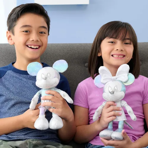 Vista 2 de Disney 100 años de maravilla Juego de coleccionistas de muñecos de peluche de Mickey Mouse y Minnie Mouse, juguetes para niños de 2 años en adelante