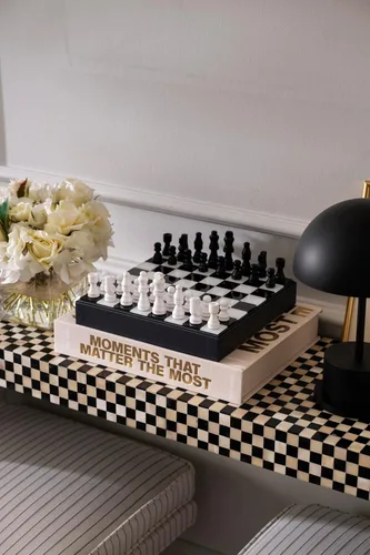 Vista 8 de PrintWorks Art of Chess – Juego de ajedrez de madera en blanco y negro con tablero acrílico – Elegante juego de mesa de café para adultos y familias
