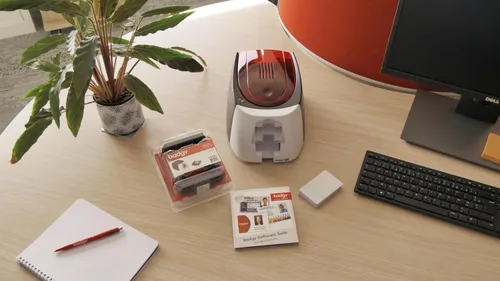 Vista 7 de Impresora de Tarjetas de Plástico Badgy100 con Badge Studio - Software de Diseño de ID para Tarjetas de Identificación Personalizadas, a Prueba