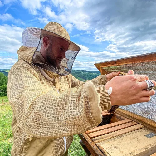 Vista 8 de 3-Layer Ventilated Mesh Bee Jacket for Men & Women with Veils Sting-Proof Beekeeping Jacket with Leather Gloves & Bag