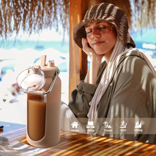 Vista 5 de BLUEGO Botella de agua de vidrio de 64 onzas con mango de acero inoxidable, botella de agua grande con marcadores de tiempo y funda de silicona Ámbar