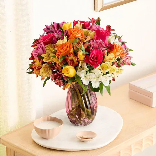 Vista 4 de 1800 flores – Ramo doble surtido de rosas brillantes y lirios peruanos (florero transparente incluido) – Flores frescas para entrega – Regalo
