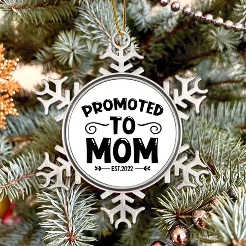 Vista 5 de Promoted to Mom Est 2022 Adornos de metal divertidos adornos de Navidad, recuerdo colgante de copo de nieve para invierno, Año Nuevo, decoración