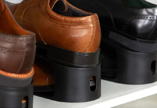 Vista 4 de carrotez Organizador de ranuras para zapatos, paquete de 3, [Litem] organizador de zapatos que ahorra espacio para armario, fácil apilador de Negro